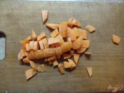 Морковку нарезаем мелкими кубиками. Она в супе скорее для украшения, нежели для вкуса. Кладем в бульон когда он закипит.