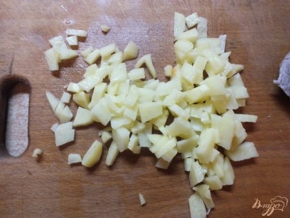 Картошку моем и чистим. 1/3 картофеля нарезаем очень мелко, чтобы он хорошо разварился.