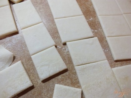 Нарезаем тесто квадратами со стороной 3-7 см (в зависимости от толщины теста). ЧЕм толще тесто - тем шире сторона.
