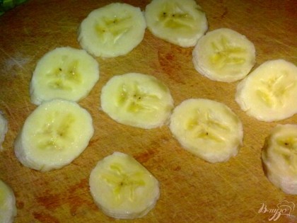 Банан очистить и нарезать кольцами.