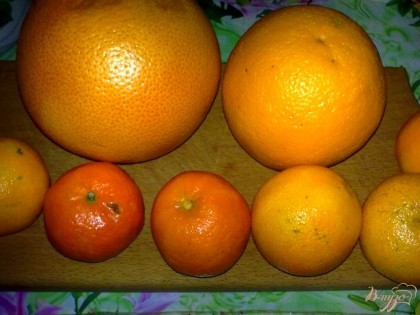 Возьмите грейпфрут, апельсин, мандарины. Помойте их.