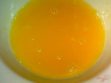 Апельсин очистите и выдавите сок.