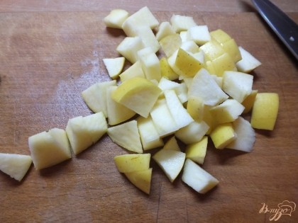 Яблоки моем и нарезаем не большими кубиками, не крупнее 1 см. Смешиваем с лимонным соком. Так они, во-первых, не потемнеют, а во-вторых салат не будет слишком сладким.