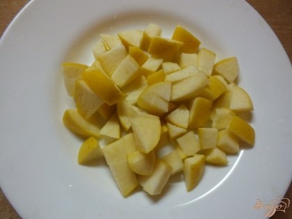 Кладем яблоки в миску, посыпаем частью мята, сверху кладем полученный соус, дальше оставшуюся мяту. Охлаждаем салат.