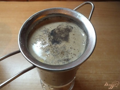 Варим дальше кофе как обычно но на медленном огне перемешивая все время, чтобы сырок расплавился полностью. Процеживаем кофе через ситечко. Кладем сахар по вкусу.