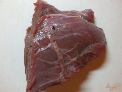 Выберите подходящую часть говядины  - это самое важное. Иначе мясо будет жестким.  Срежьте жилки и кожу сверху - она тоже сделает готовое блюло жестковатым.