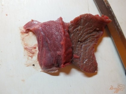 Разделите мясо на ломтики до 1 см толщиной, лучше тоньше.