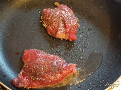 Нагрейте сковородку, влейте немного масла и положите мясо. Жарьте на медленном огне периодически переворачивая до готовности. Можно такое мясо приготовить и с кровью - будет очень вкусно.