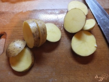 Картофель хорошо моем не счищая кожуры, нарезаем кружочками около 0.5 см толщиною.