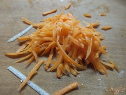 Морковку (1 не большую) тоже натираем на крупной терке.