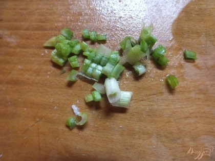 Зеленый лук нарезаем как обычно - колечками.