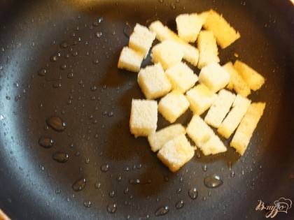 Хлеб нарезаем кубиками примерно в 0.5-1 см, чтобы гренки не были большими. При желании можно срезать корочку. Дальше нагреваем сковородку, вливаем масло и обжариваем хлеб до румяного цвета слегка присолив.