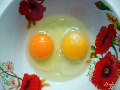 В тарелочку выбить 2 яйца.