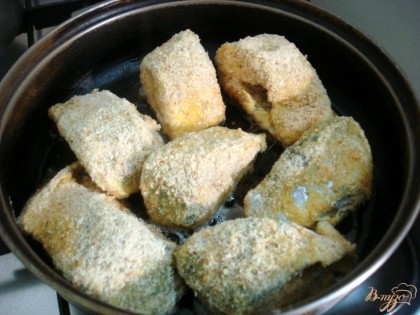 Рыбу обжаривать на разогретой с растительным маслом сковороде.