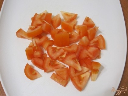Нарезать помидор некрупными дольками.