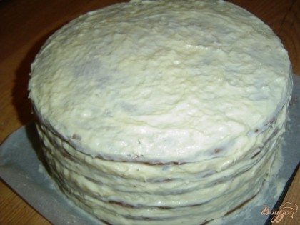 Оставшимся кремом смазываем бока торта и отправляем в холод на 5-6 часов.