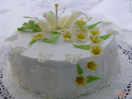 Осталось только украсить торт, я это сделала с помощью элементов из айсинга и цветов из мастики.
