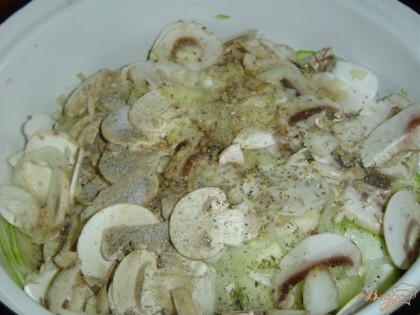 грибы нарезаем пластинками,солим, перчим по вкусу, добавляем смесь итальянских трав и оливковое масло.