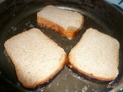 Выкладываю хлеб на разогретую сковороду с растительным маслом, обжариваю минутку на сильном огне, хлеб должен подрумянится.
