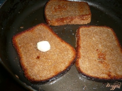 Хлеб переворачиваю, сковородку пока снимаю с огня, натираю хлеб разрезанным зубчиком чеснока. После этого чеснок кладу в сковороду (для аромата).