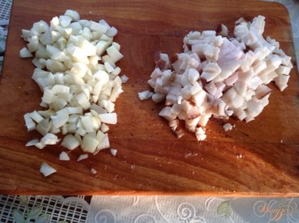 половину лука  жарим на сковороде, бросаем в картофель. остальной лук жарим вместе с салом, для зажарки.