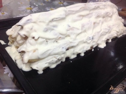 Формируем из трубочек торт, выкладываем на низ 5 трубочек, смазываем кремом, далее 4, потом 3,2,1. все ряды обильно смазать кремом.
