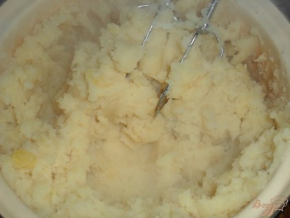 Когда картофель будет готовый, воду слить и размять в пюре.