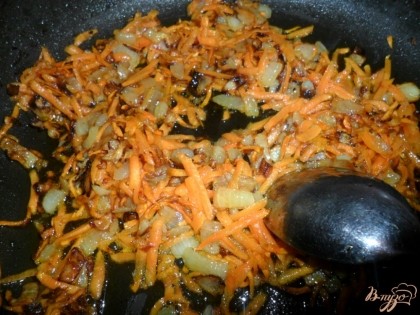 К луку добавить морковь и жарить 5-7 минут.