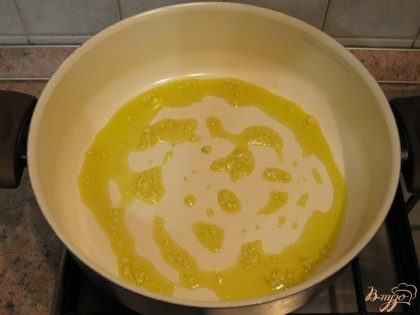 Мелко нарезать чеснок и обжарить его в сотейнике в оливковом масле 1 мин.
