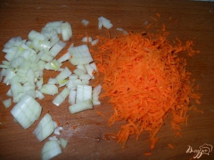 лук мелко нарезать, морковь натереть на терке