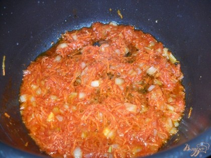 Мультиварку включить на режим жарка. В чашу мультиварки налить растительное масло, добавить лук и морковь, томатную пасту. Жарить периодически помешивая 5 минут.