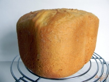 Готово! А так выглядит выпеченный хлеб. Охлаждаем на решётке.