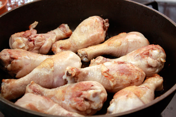 Куски курицы нужно обжарить на хорошо разогретой сковороде без крышки до золотистой корочки.  Если позволяет сковорода, лучше обжаривать без добавления жира, если нет — положите совсем чуть-чуть.