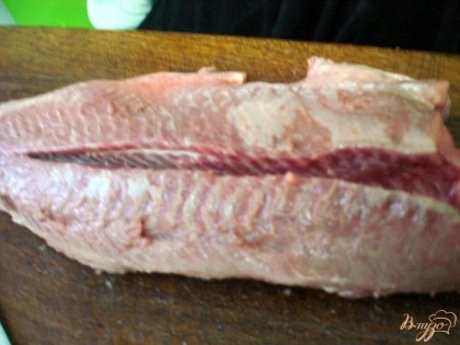 Рыбу разрезаем по длине по рёберным костям и срезаем мясо с костей. Остаётся позвоночная кость с рёбрами и мясо с мелкими косточками, которые совершенно нет надобности выбирать.