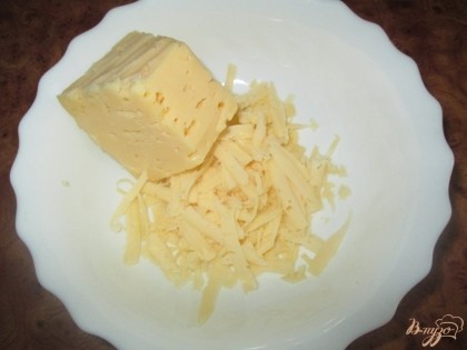 Натереть на терке сыр