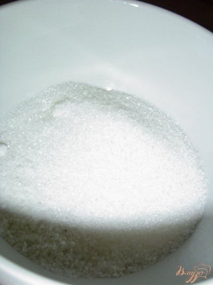 В миске соединить соль с сахаром, и перемешать.