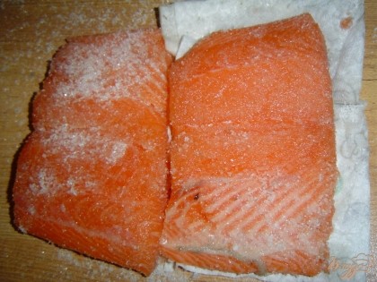На дно стеклянной формы с высокими бортиками насыпать половину соли с сахаром,Положить рыбу в форму,сверху посыпать оставшейся солью с сахаром.