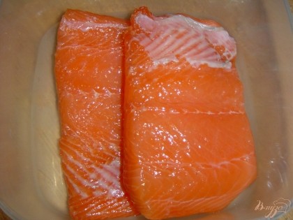 На следующий день снять пленку, слить образовавшуюся жидкость,очистить ножом с рыбного филе остатки соли.