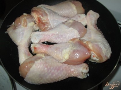 Куриную голень помыть и выложить на сковороду с растительным маслом.