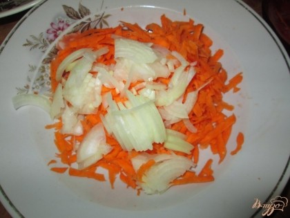 Лук порезать полукольцами, морковь потереть на терке.