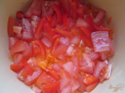 Нарезаем и складываем в кастрюльку помидор, болгарский перец, репчатый лук, натираем на терке морковь.