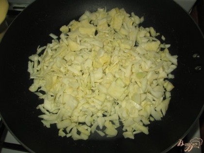 Вначале приготовим начинку. Нашинкуем четвертую часть кочана белокочанной капусты.