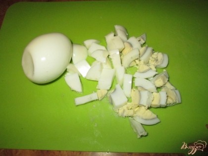 Сварить и порезать куриные яйца.