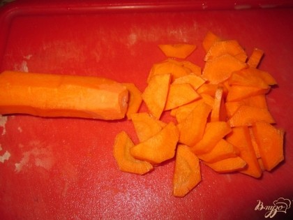 Морковь лучше тоже порезать, а не натереть, чтобы блюдо было ярче и красивее.