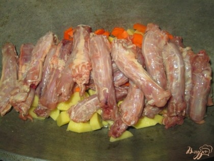 Сложить в казан картофель, болгарский перец, морковь и куриные шеи.