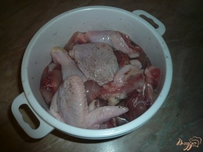 Курицу промываю, разделываю на порционные куски, натираю их солью и перцем. Это минимум специй, по вашему вкусу можно добавлять любые. Курицу пока отставляю.