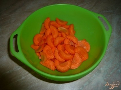 Овощи беру по наличию, можно и только картофель использовать. Картофель и морковь мою, особенно тщательно, с щеткой промываю морковь, так как чистить я его не буду. Морковь чищу и нарезаю.