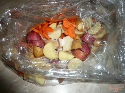 Укладываю морковь и картофель в пакет, добавляю соль, специи, растительное масло.