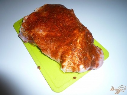 Паприку, красный и черный перец, соль и приправу для мяса смешиваю с растительным маслом и натираю этой смесью свинину.