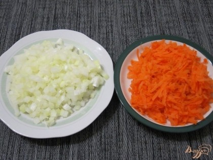 Морковь крупно натереть, лук нарезать мелко.